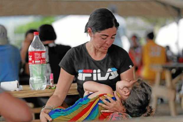 Foto | EFE | LA PATRIA   Yaliana García Ledesma, cubana de 33 años, carga a su hija Spiers Gabriela González García, de 4 años, 