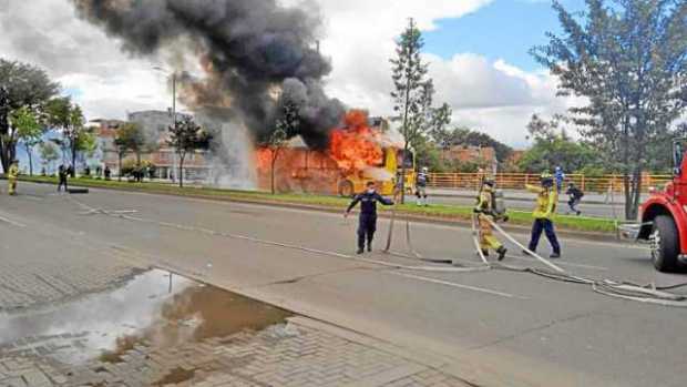 Encapuchados atacaron el bus frente al humedal Juan Amarillo, mientras las autoridades retiraban un campamento ilegal. 