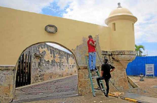 La puerta de acceso al fuerte de San Sebastián del Pastelillo en el barrio Manga de Cartagena.