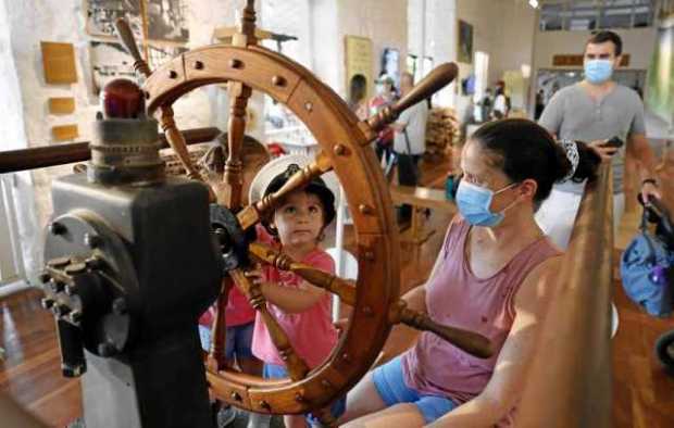 Una familia visita las instalaciones del Museo del Río Magdalena en Honda (Colombia).