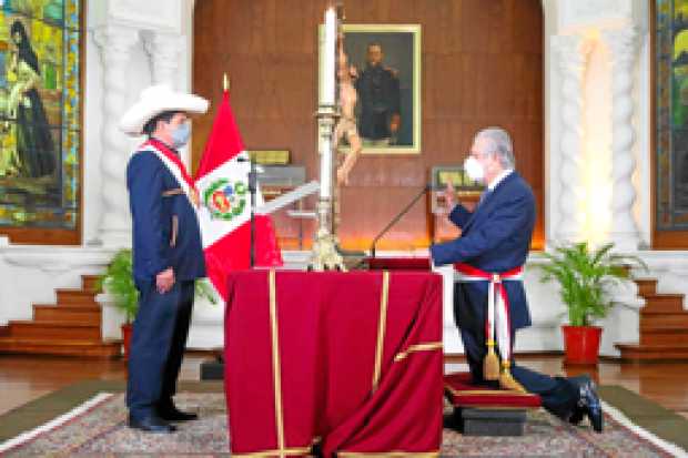 Pedro Castillo, presidente de Perú, tomando el juramento a Óscar Maúrtua de Romaña como ministro de Relaciones Exteriores, cerem