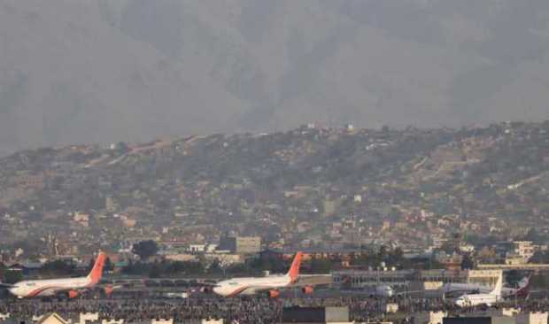 EE.UU. controla el aeropuerto de Kabul y los talibanes sus inmediaciones