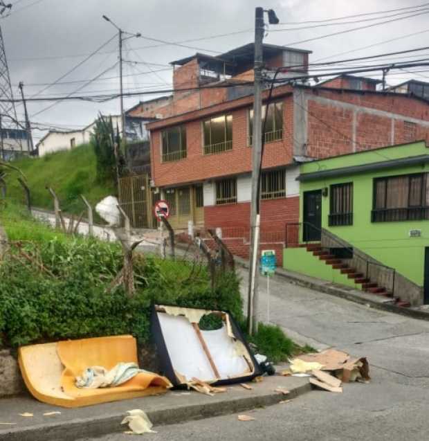 Todo tipo de basuras están depositando en esta esquina del barrio Fátima. Hay habitantes molestos.
