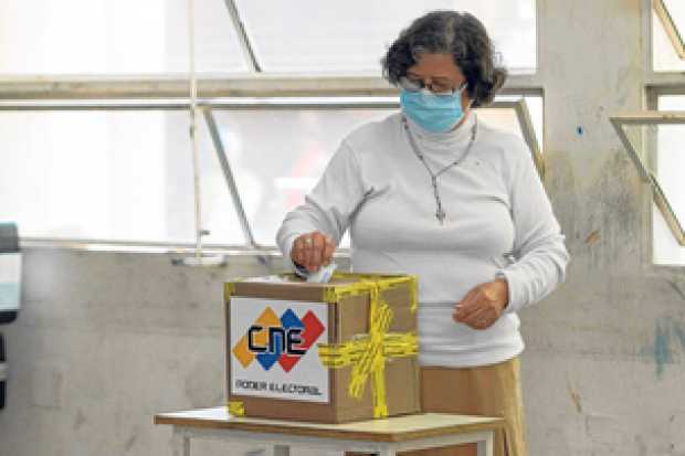 Esta persona votó en las elecciones primarias abiertas del Partido Socialista Unido de Venezuela, en Caracas (Venezuela). Esta persona votó en las elecciones primarias abiertas del Partido Socialista Unido de Venezuela, en Caracas (Venezuela).