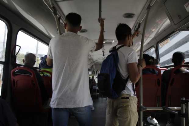 La alta ocupación que hoy se ve en buses y busetas preocupa a los usuarios del transporte público, que piensan en la llegada de 