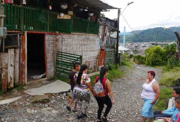 El sector de la Cruz del barrio Los Mangos de Chinchiná reclama un pavimento para la vía que está en mal estado. La Alcaldía pre
