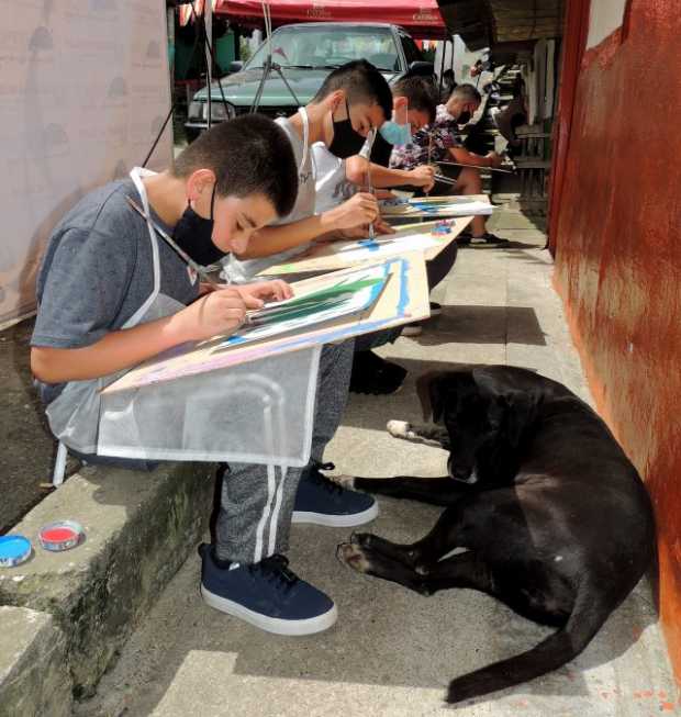Los menores tuvieron su momento para dedicarse a la pintura. Los menores tuvieron su momento para dedicarse a la pintura.