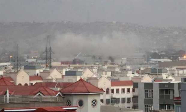 El humo sale del área del aeropuerto después de una explosión fuera del Aeropuerto Internacional Hamid Karzai, en Kabul, Afganis