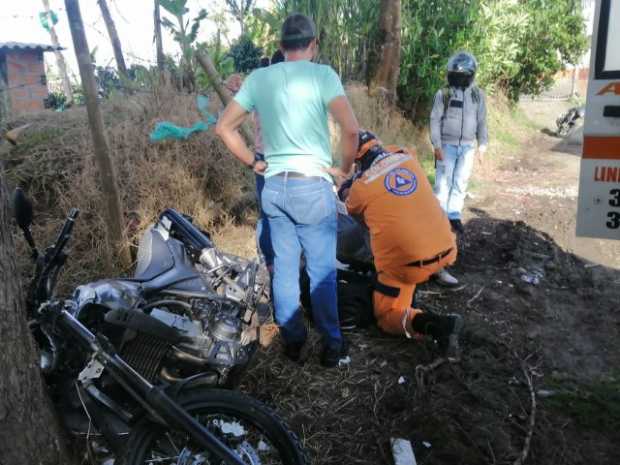 Dos motociclistas lesionados al perder el control de su vehículo en la Troncal de Occidente