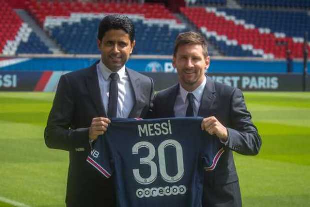 El presidente del Paris Saint-Germain, Nasser Al-Khelaifi (izq.), Y el delantero argentino Lionel Messi posan con su nueva camis