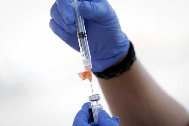 EE.UU. aprueba totalmente la vacuna Pfizer 