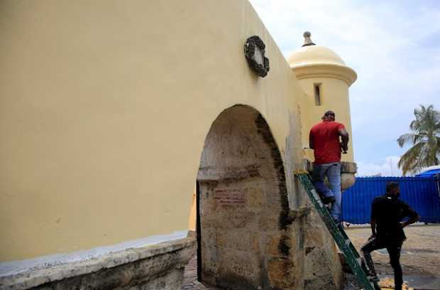 Empresa causa polémica al pintar muralla del fuerte de Cartagena de Indias