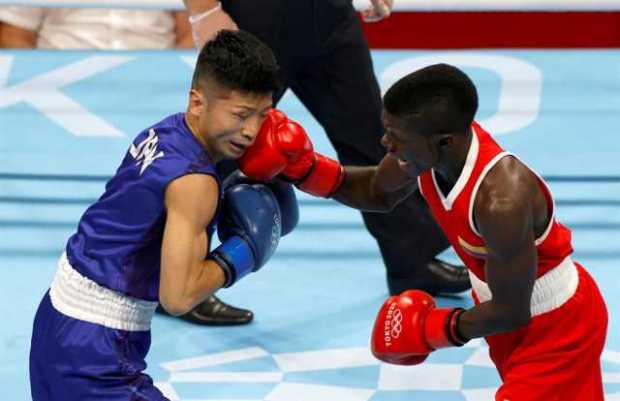 Ryomei Tanaka (azul), en acción contra Yuberjen Herney Martinez Rivas, durante los cuartos de final del boxeo masculino de Tokio