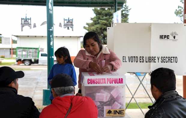 Mexicanos votan para juzgar a sus expresidentes