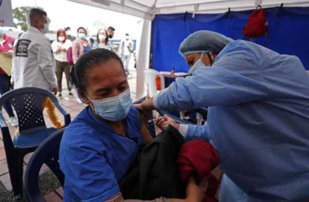 Colombia suma otras 54 muertes y totaliza 129.640 fallecimientos por covid-19