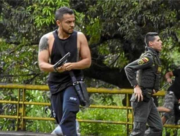 Imagen tomada de video | LA PATRIA    Rafael Andrés Escobar González es uno de los 17 señalados de disparar contra manifestantes