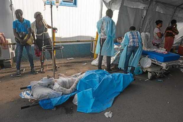 Foto | EFE | LA PATRIA   Numerosos heridos son atendidos en el suelo de un hospital por la falta de camas.