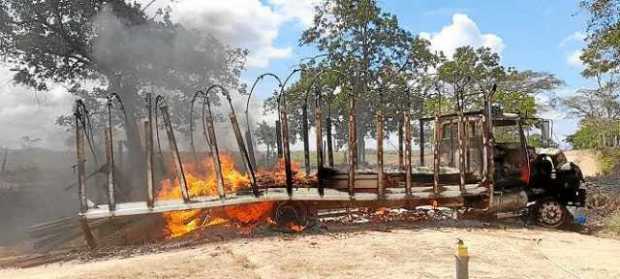 El camión fue incendiado en la carretera que comunica al Yarí con el Doncello. 