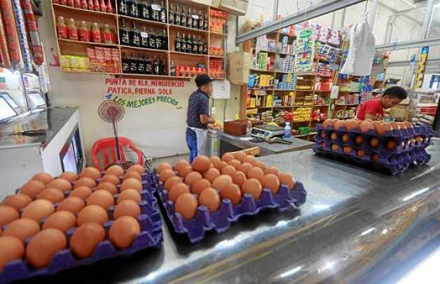 Foto | EFE | LA PATRIA    Los precios de productos básicos como la carne, el pollo, la leche y los huevos están por la nubes.