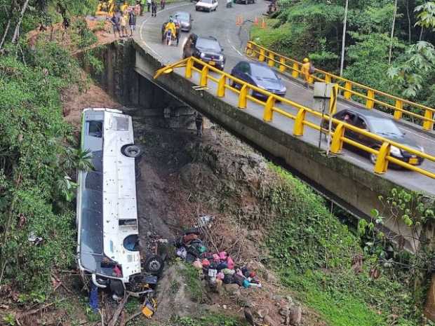 7 muertos y 29 heridos en accidente de un bus en la vía Medellín-Bogotá 7 muertos y 29 heridos en accidente de un bus en la vía Medellín-Bogotá