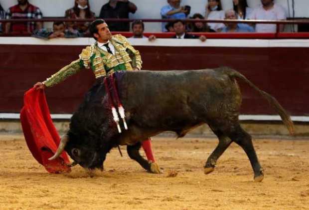 El torero español Emilio de Justo lidia al toro Cobrador de 535 kilos de la ganadería Victorino Martín de España aye, durante la