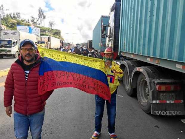 Comerciantes colombianos protagonizaron una protesta en el puente de Rumichaca. 