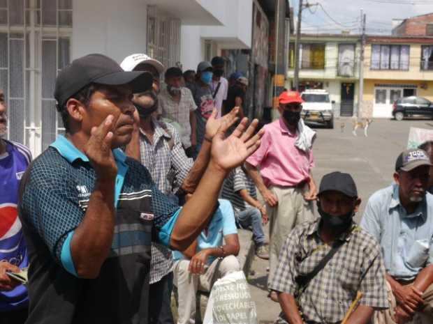 Los habitantes de la calle de Chinchiná bailaron y aplaudieron, durante la celebración de la Navidad de la Fundación Coángel.