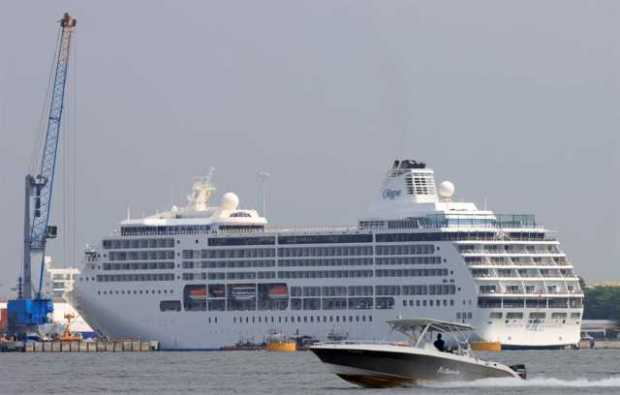 Fotografía del crucero Seven Seas Cruises atracado en el muelle turístico de la Sociedad Portuaria hoy, en Cartagena