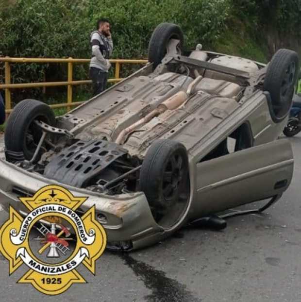 Dos lesionados en volcamiento de un carro en la vía Panamericana 