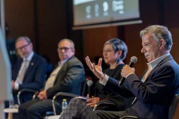 Expresidente Santos propone a Uribe dejar de pelearse como perro y gatos
