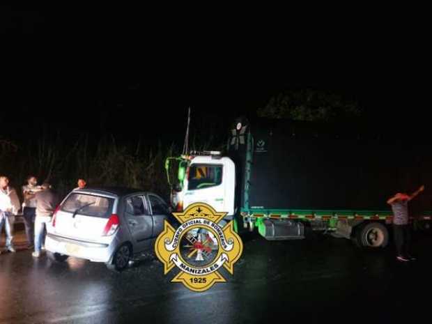 Perdió el control del vehículo por piso mojado: accidente en vía Manizales-Chinchiná