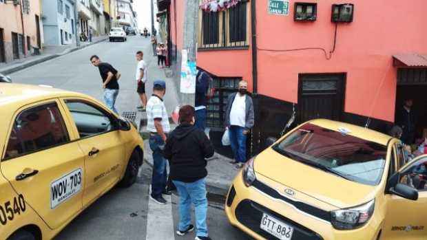 Taxi chocó contra una casa en Manizales: dos lesionados
