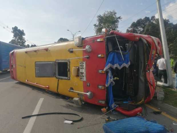 Seis lesionados en colisión y volcamiento de buseta de Rápido Tolima en Manizales