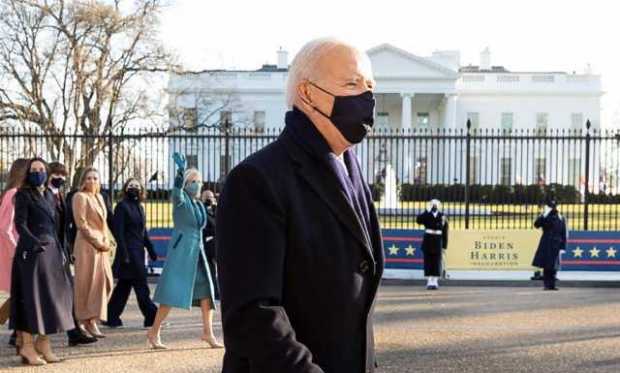 El presidente de los Estados Unidos, Joe Biden, camina por la avenida Pennsylvania con su familia frente a la Casa Blanca despué