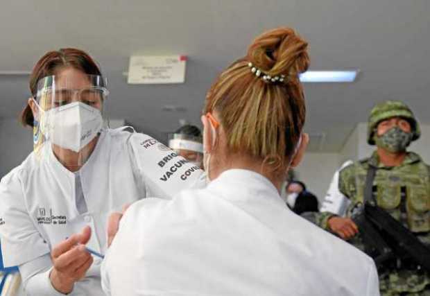 En México se comenzó ayer la vacunación con el personal de la salud del hospital de Cuernavaca. Recibieron por lo menos 440.000 