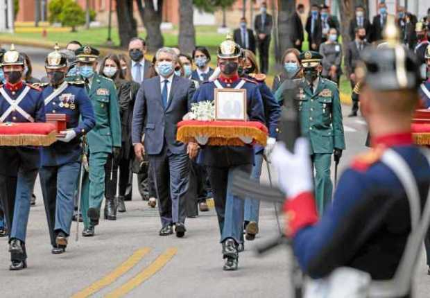 El presidente junto a la cúpula militar durante las honras fúnebres del ministro de Defensa, Carlos Holmes Trujillo, realizadas 