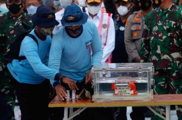 Encuentran caja negra del avión que cayó al mar con 62 personas en Indonesia