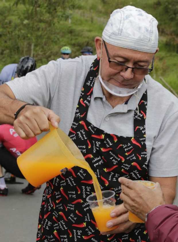 Jorge Andrés Marín, un refresco en el camino en la vereda Gallinazo (Villamaría)