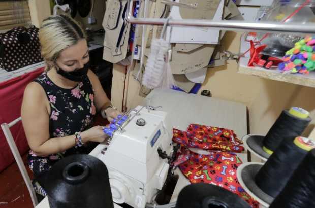 En su taller de la calle 22 con carrera 27 cose las pañoletas que vende en su puesto.