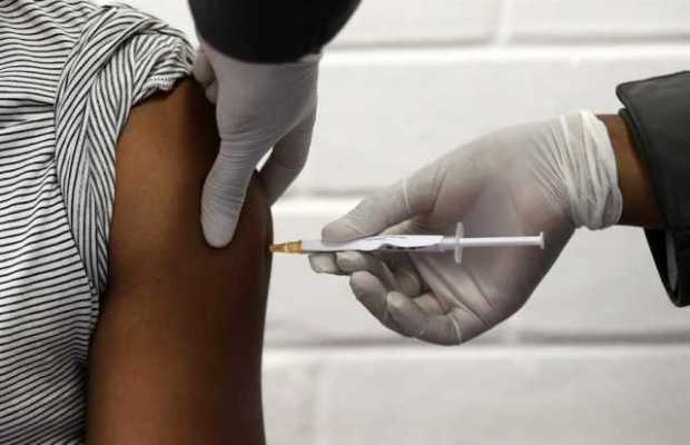 Reino Unido empieza a aplicar la vacuna de Oxford y prevé nuevas restricciones