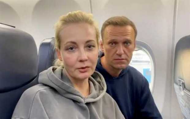 Captura de foto de Alexei y Yulia Navalnaya tomada de un video publicado en la cuenta de Instagram mientras volaban de regreso a