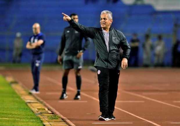 Reinaldo Rueda en un partido amistoso entre Honduras y Chile. 