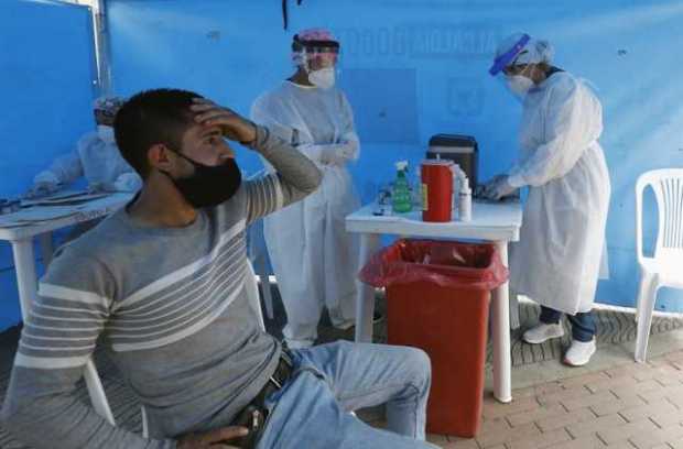 Personal médico toma muestras de covid en la localidad de Ciudad Bolívar este lunes, en Bogotá. 