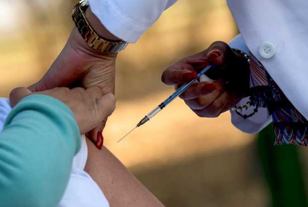 OMS dice que las vacunaciones tardarán medio año en reducir los casos diarios