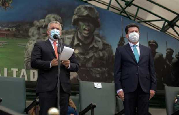 Fotografía cedida este sábado por la Presidencia de Colombia donde aparece el presidente, Iván Duque (i), mientras habla durante