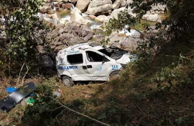 Ambulancia que llevaba paciente desde Yopal hasta La Dorada rodó por un precipicio