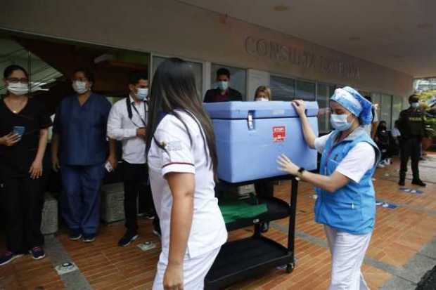 Trabajadores de la Secretaría de Salud descargan vacunas contra la Covid-19 hoy, en la Clínica Universitaria Bolivariana, en Medellín. Trabajadores de la Secretaría de Salud descargan vacunas contra la Covid-19 hoy, en la Clínica Universitaria Bolivariana, en Med