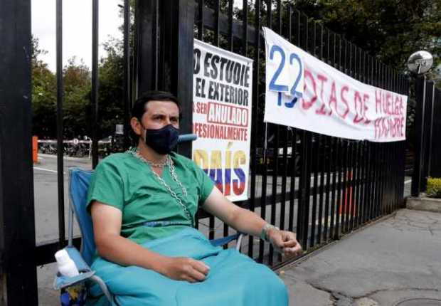 El médico Juan Pablo Ovalle Granados continúa hoy en huelga de hambre frente a la sede del Ministerio de Educación. 