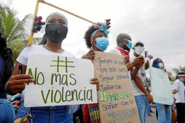 Con carteles de "No más violencia" y "En la unión está la fuerza", habitantes de Buenaventura lanzan una alerta al resto del paí