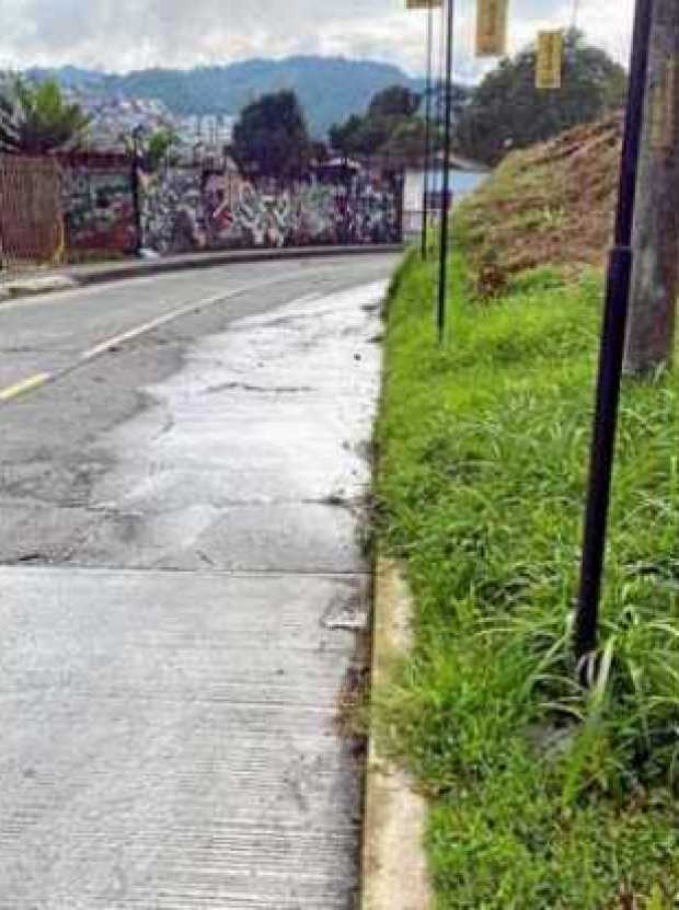 La vía que por la baja Leonora da acceso a la Avenida Kevin Ángel fue cerrada preventivamente por las lluvias.